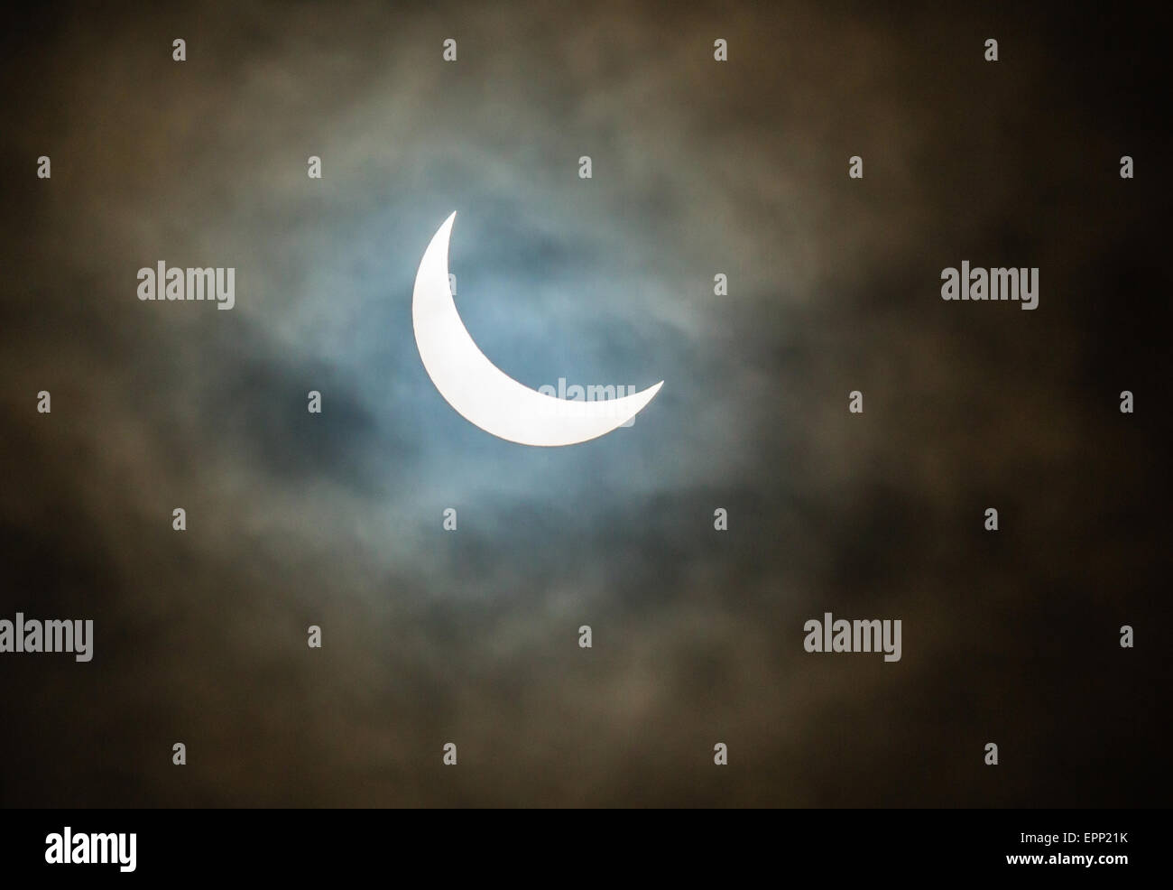 Partielle Sonnenfinsternis die Sonne mit dem Schatten des Mondes über die Sonnenscheibe UK Stockfoto