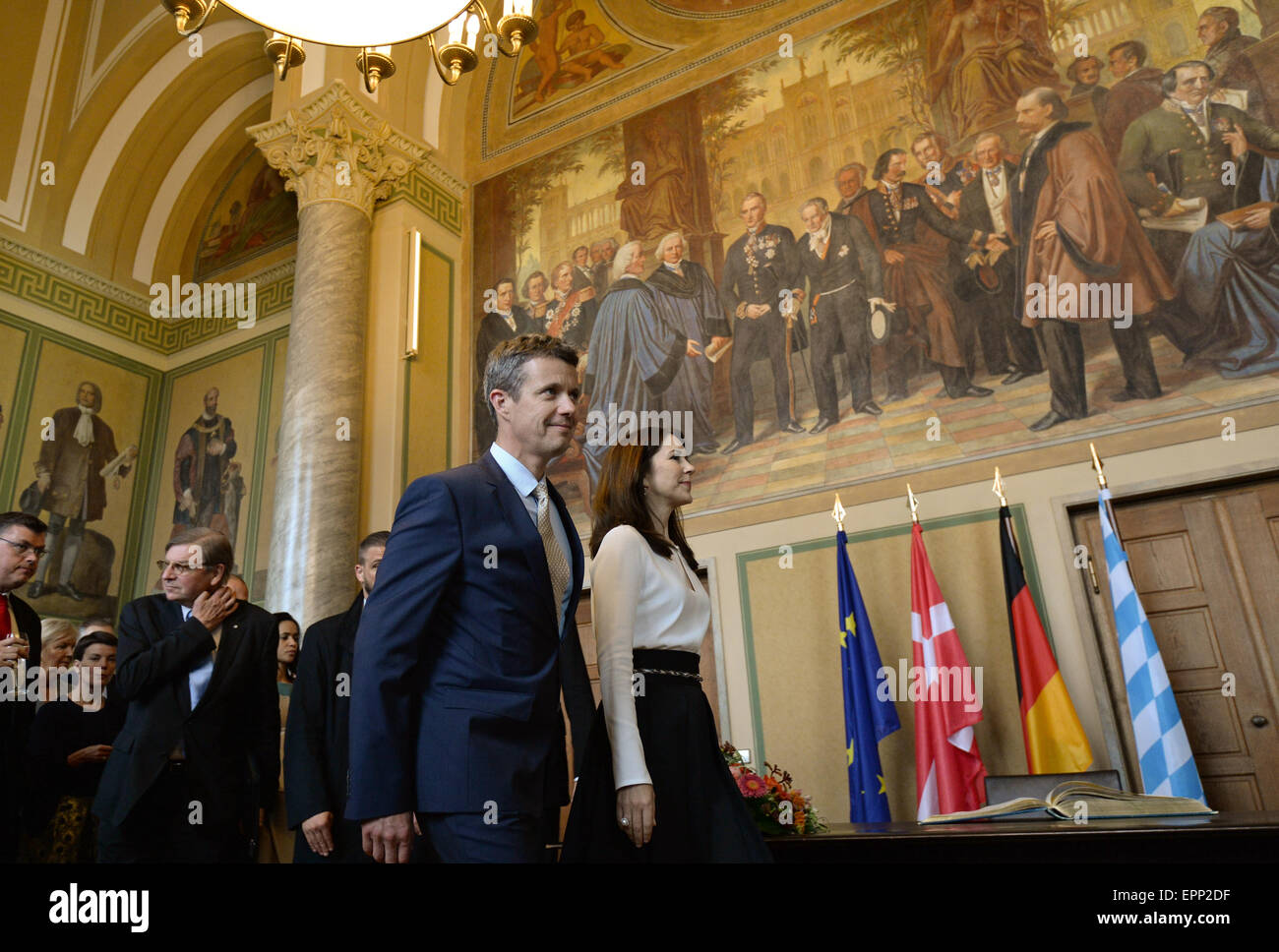 München, Deutschland. 20. Mai 2015. Frederik, Kronprinz von Dänemark und seine Frau Mary Fuß durch das Maximilianeum in München, Deutschland, 20. Mai 2015. Das dänische Königspaar ist zu einem Arbeitsbesuch in Deutschland unter dem Titel "Dänische Leben" bis zum 21. Mai. Foto: ANDREAS GEBERT/Dpa/Alamy Live-Nachrichten Stockfoto