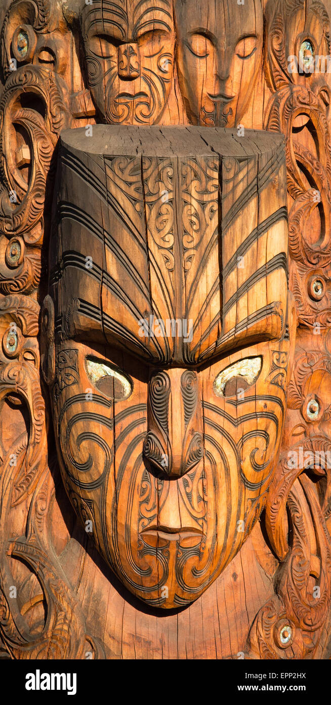 Geschnitzte Holz Maori Masken bei Te Puia in der Nähe von Rotorua in Neuseeland Nordinsel Stockfoto