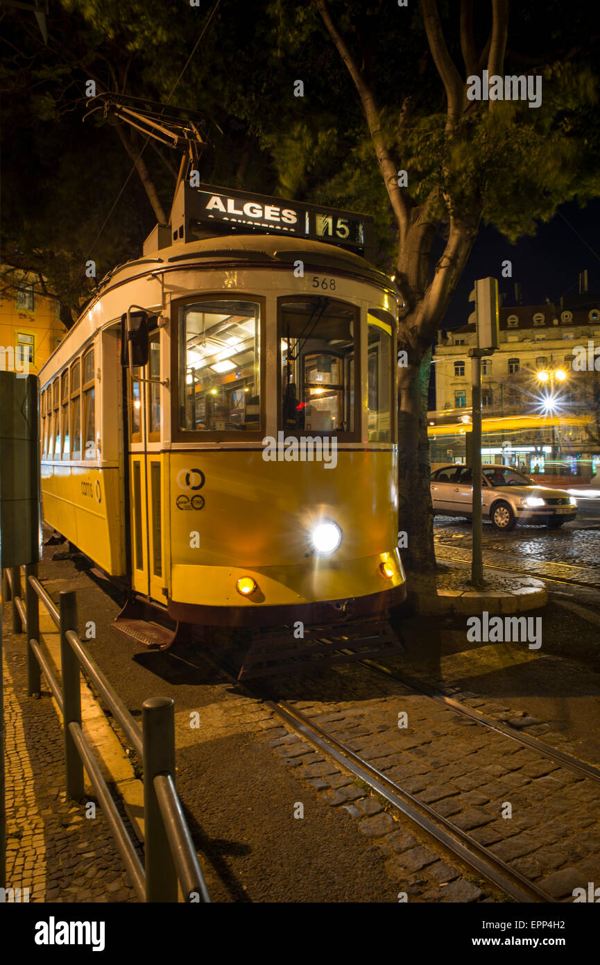 Die Straßenbahn Nr. 15 in der Nacht in Lissabon, Portugal Stockfoto