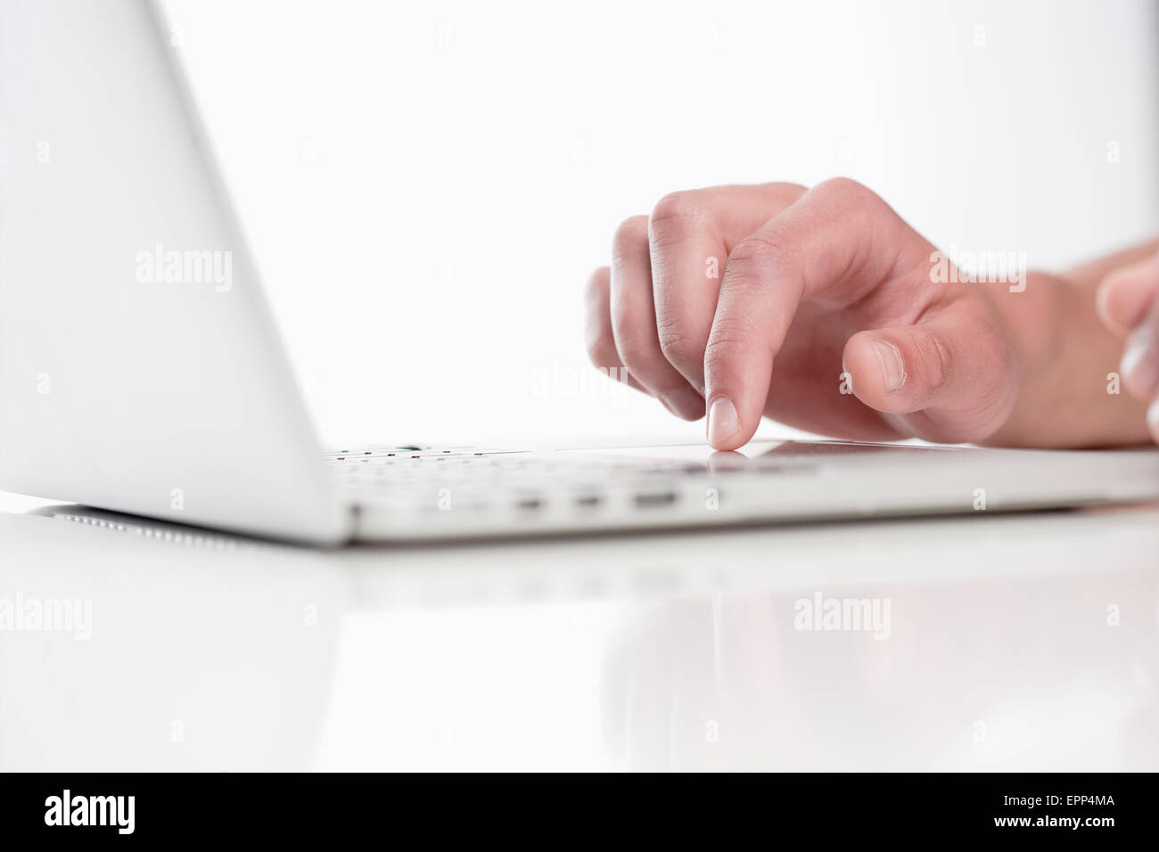 Nahaufnahme der Finger mit Laptop-Tastatur Stockfoto