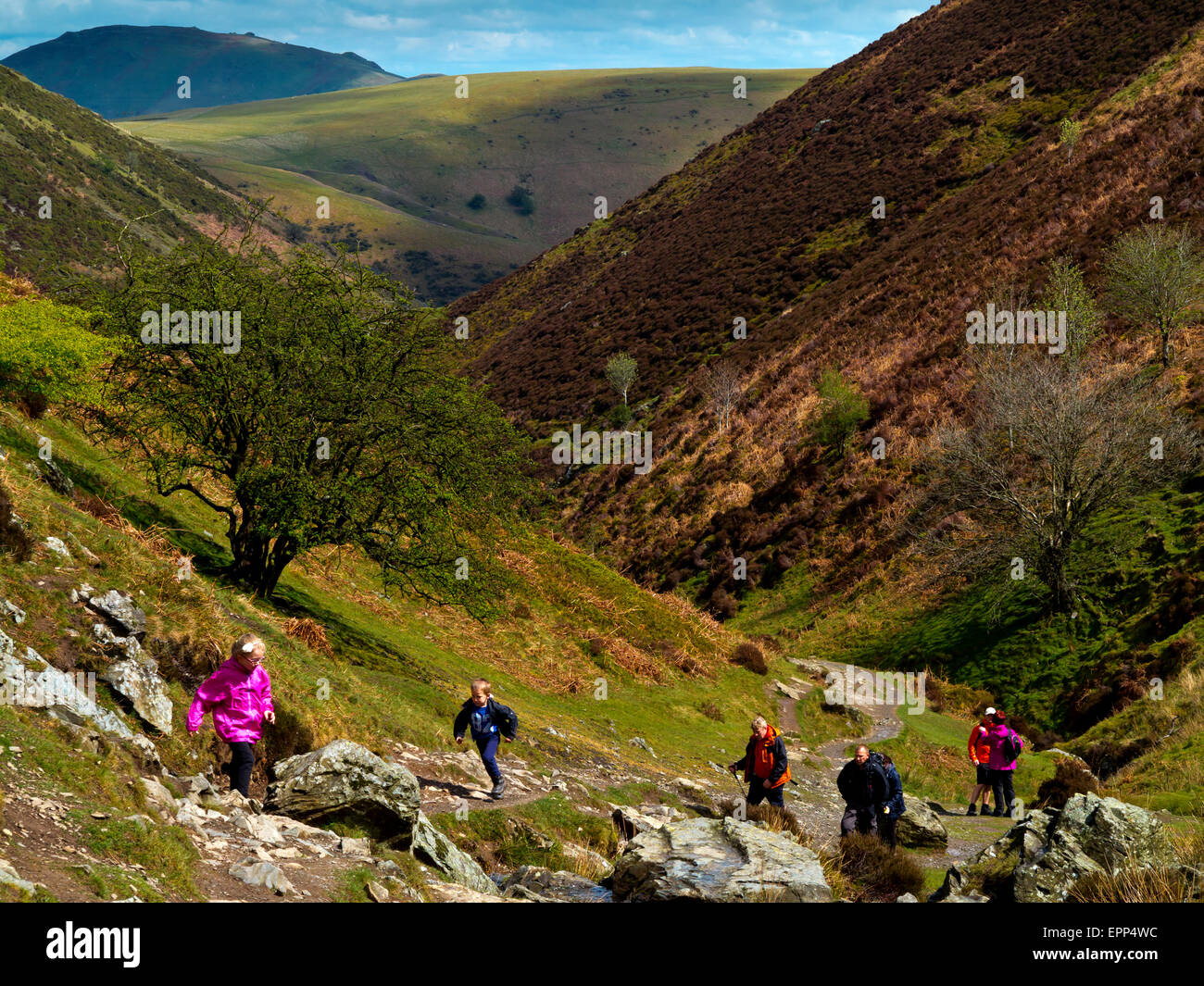 Klettert Weg in Carding Mill Valley auf der Long Mynd Wanderer in der Nähe von Kirche Stretton in Shropshire Hügel England UK Stockfoto
