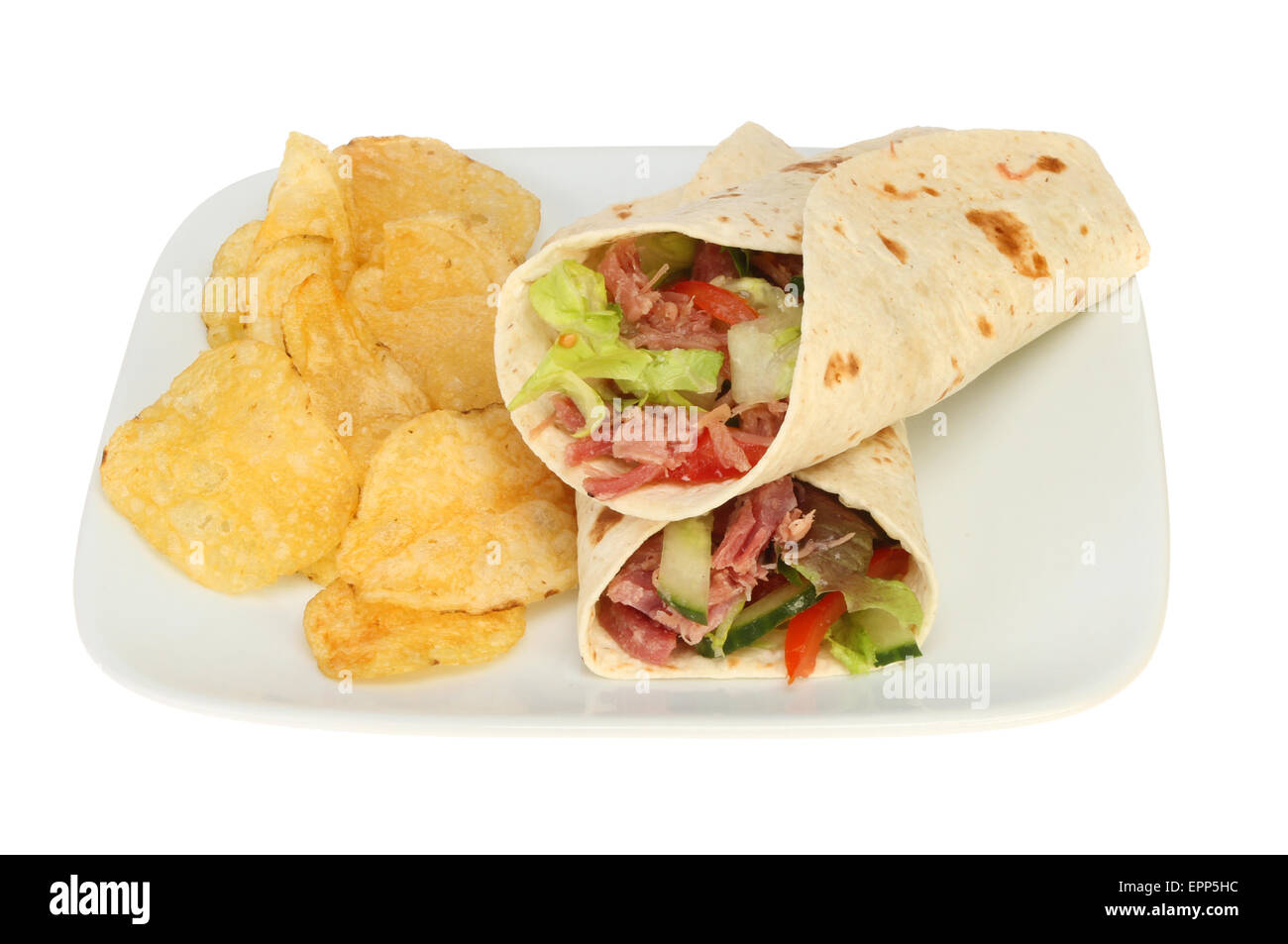 gezogenes Schweinefleisch und Salat Brot wraps mit Chips auf einem Teller isoliert gegen weiß Stockfoto