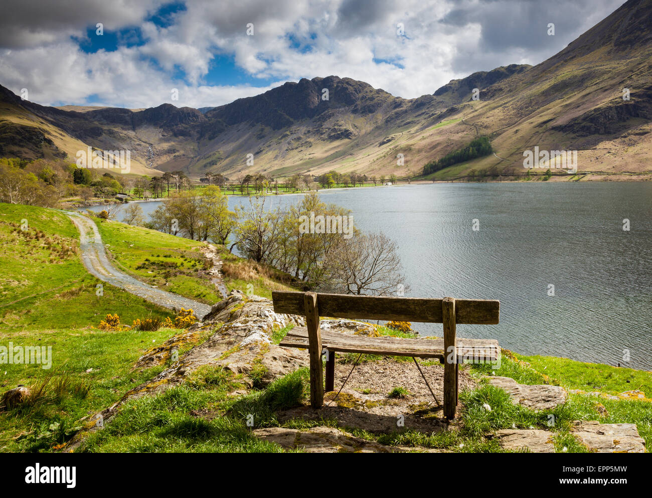 Sitzplatz mit Blick auf Buttermere gegenüber Heu stapeln, Lake District, Cumbria Stockfoto