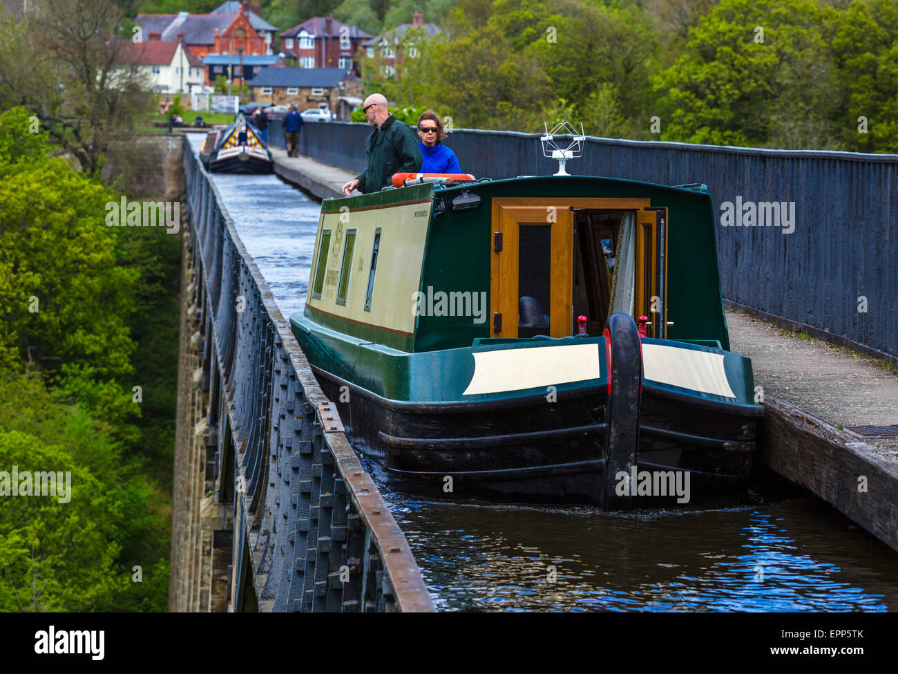 Narrowboats auf das Pontcysyllte-Aquädukt, Froncysllte, in der Nähe von Llangollen, Denbighshire, Wales, UK Stockfoto