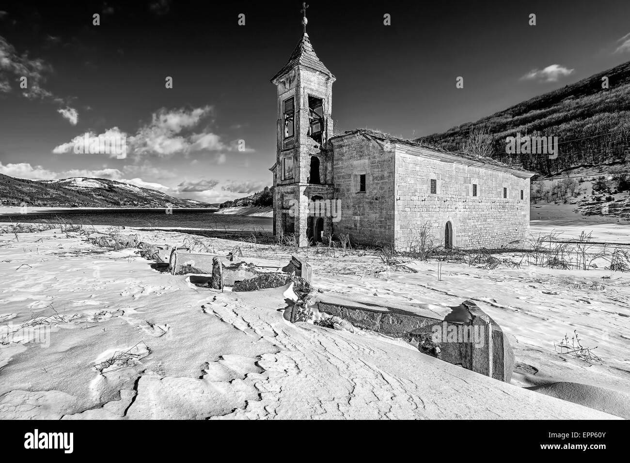 Schwarz / weiß-Blick auf die verlassenen Kirche im See Mavrovo, Mazedonien Stockfoto