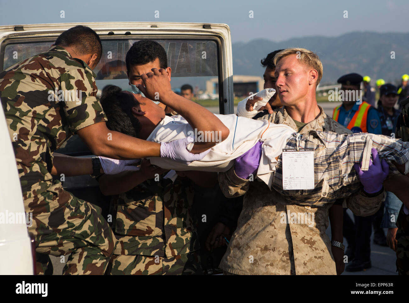 US-Militärangehörige aus gemeinsamen Task Force 505 und nepalesischen Armee Ärzte behandeln Opfer an einem medizinische Triage-Bereich am Tribhuvan International Airport 19. Mai 2015 in Kathmandu, Nepal. Ein 7,3 Größenordnung Nachbeben Erdbeben das Königreich am 12. Mai nach dem Erdbeben der Stärke 7,8 am 25. April. Stockfoto