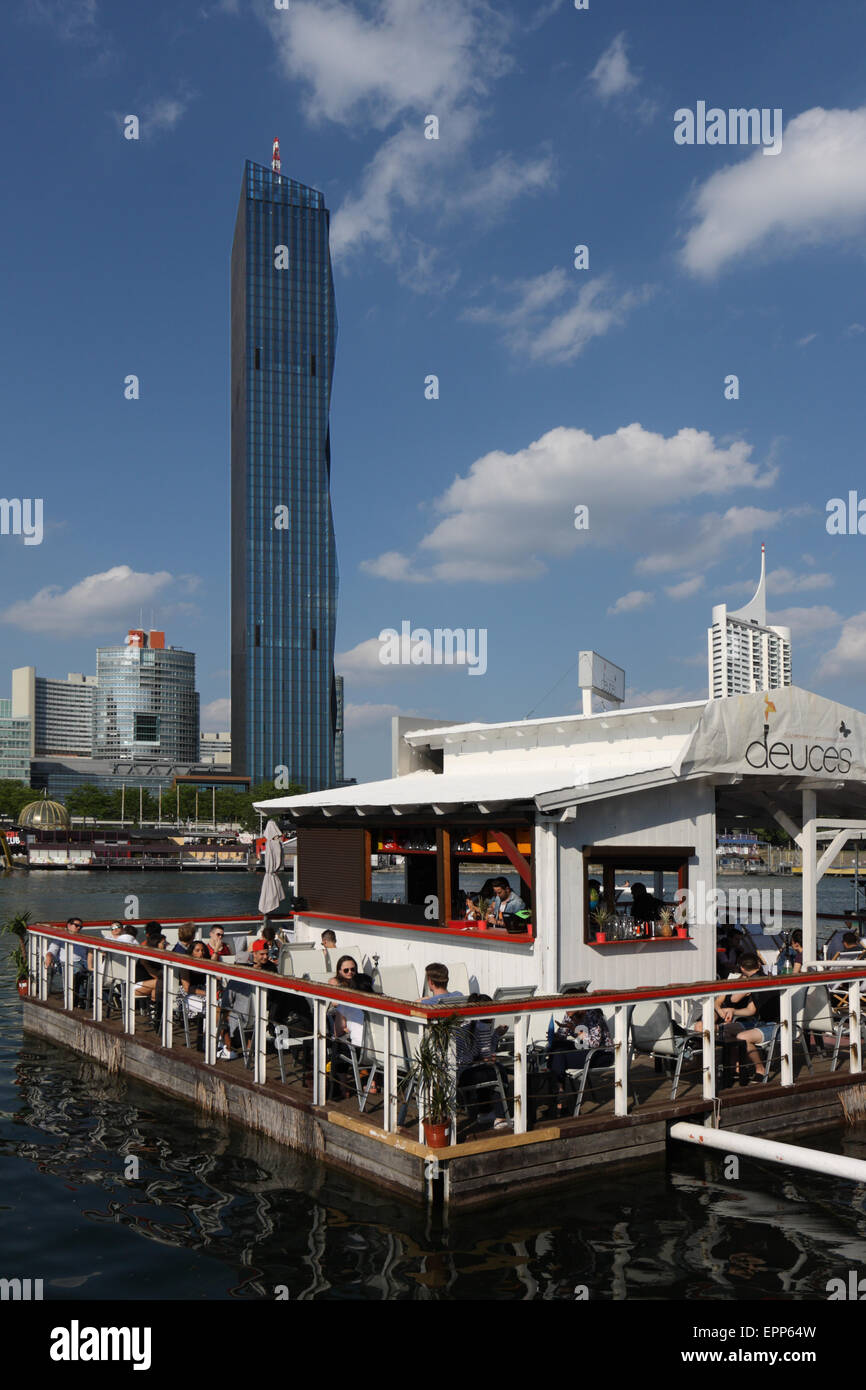 DC (Donau City) Tower, Wien, Österreich mit einer Bar befindet sich auf einer Insel in der Donau. Stockfoto