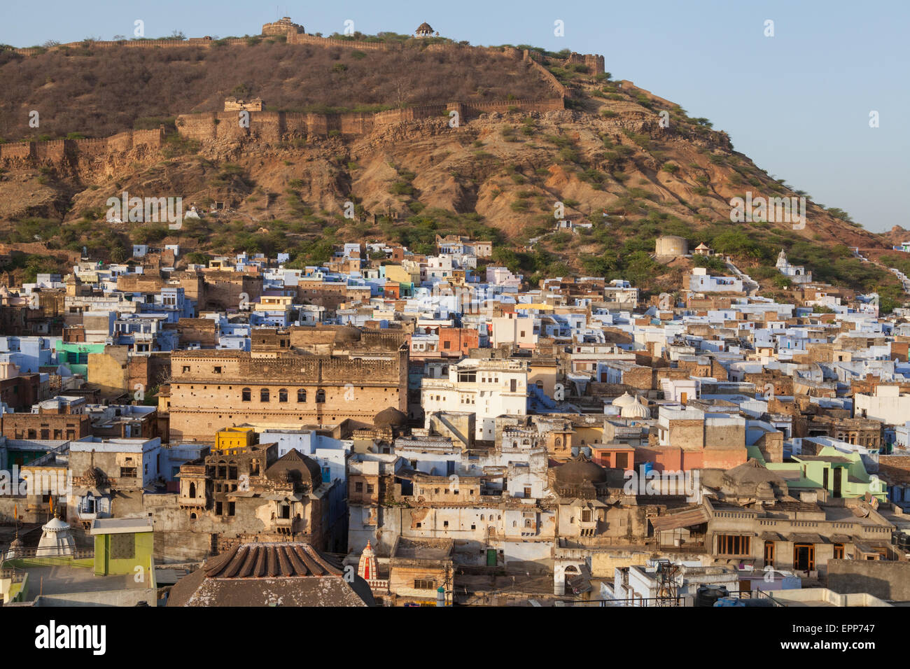 Blick über die alte Stadt Bundi Taragarh Festung und Palast in Bundi. Rajasthan Stockfoto