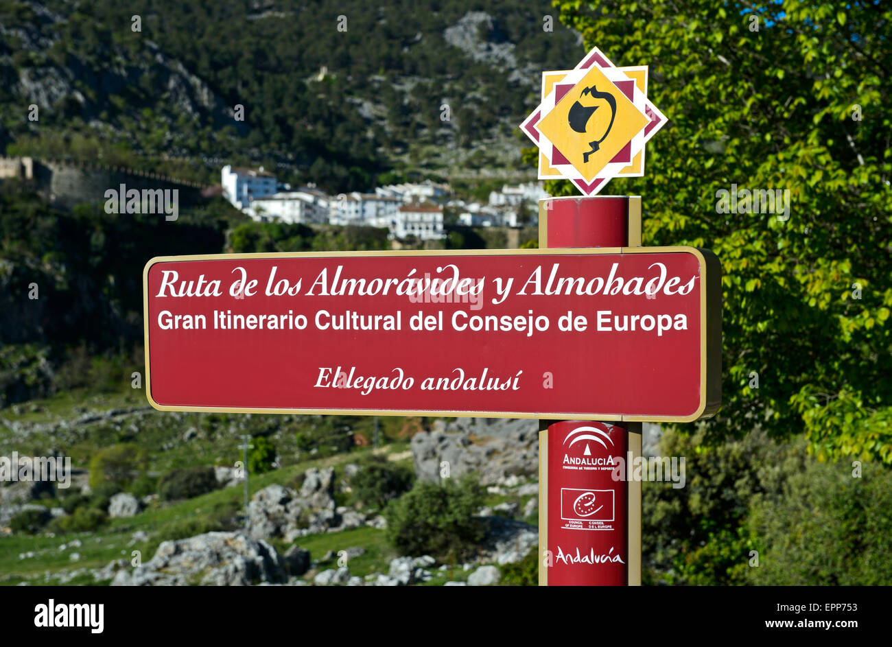 Wegweiser von der europäischen kulturellen Route das Vermächtnis von Al-Andalus, Ruta de Almorávides y Almohades, in der Nähe von Grazalema, Spanien Stockfoto