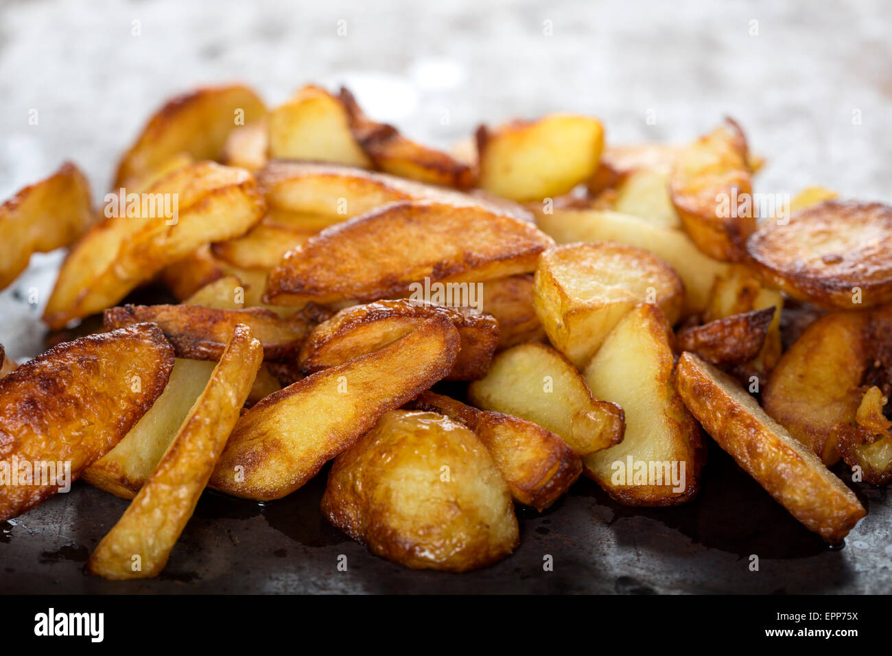 Frische hausgemachte knusprig gebratene Kartoffel Wedges auf metallischen Tablett Stockfoto