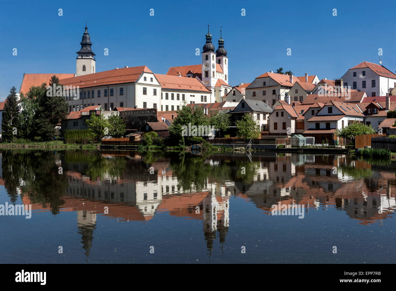 Die tschechische Kleinstadt Telc - Blick über den Teich und das Stadtbild der Stadt Telč Tschechische Republik Europa zum UNESCO-Weltkulturerbe Stockfoto