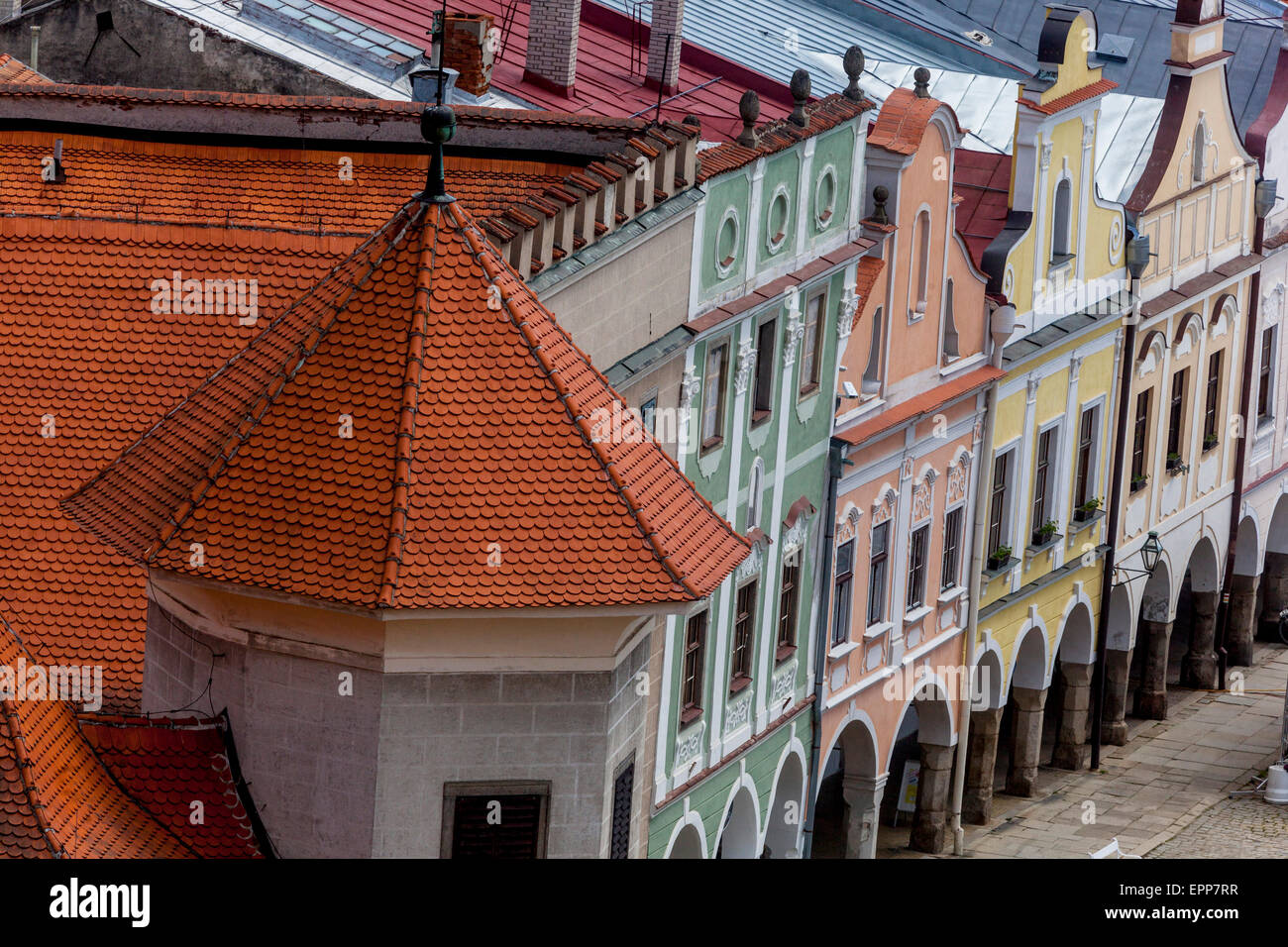 Telc von Str. Jamess Kirche Turm, Tschechische Republik, UNESCO-Kulturerbe-Stadt, Hauptplatz, Fassade Stadthäuser Stockfoto