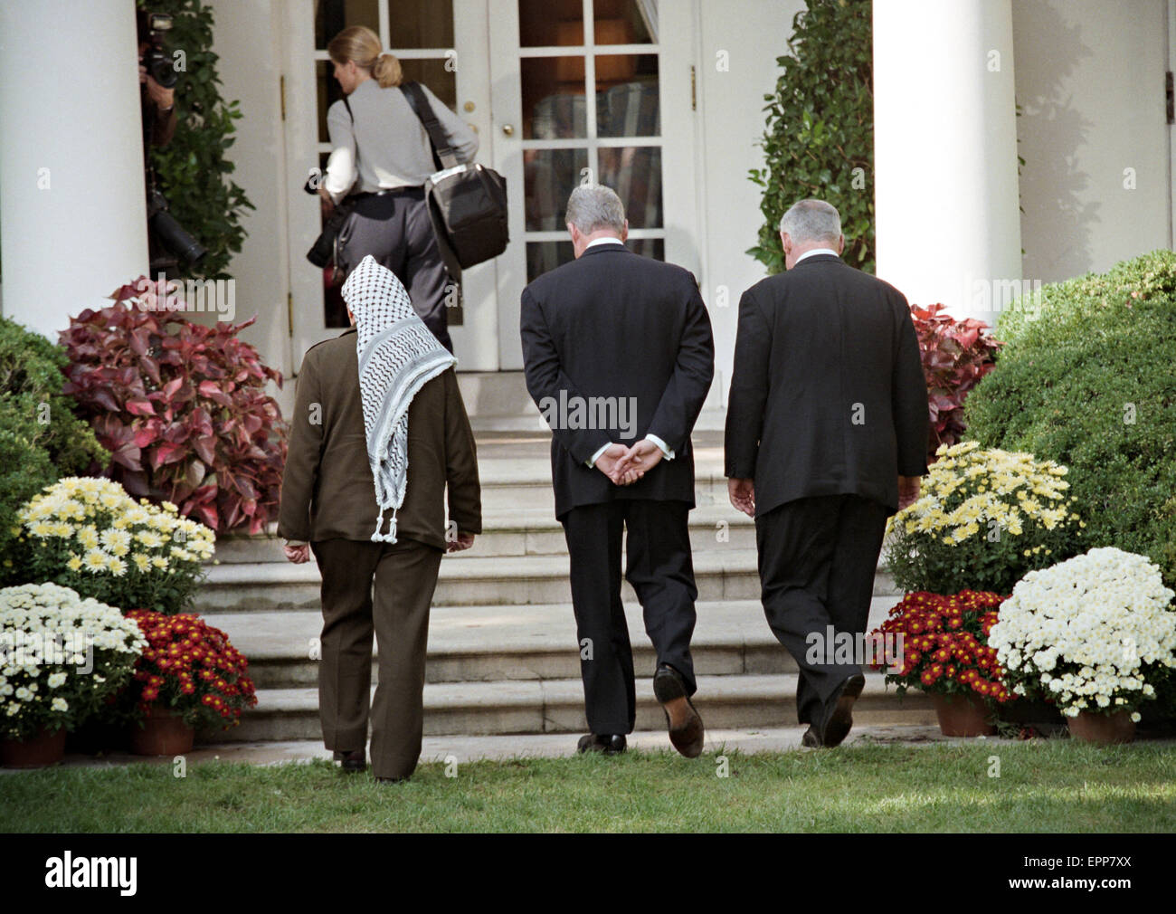 US-Präsident Bill Clinton mit der israelische Ministerpräsident Benjamin Netanyahu und palästinensischen Führer Yasser Arafat vor dem Wye River Gipfel im Weißen Haus 15. Oktober 1998 in Washington, DC. Netanjahu und Arafat treffen sich in den USA zu versuchen und der Nahost-Friedensvertrag wiederzubeleben. Stockfoto