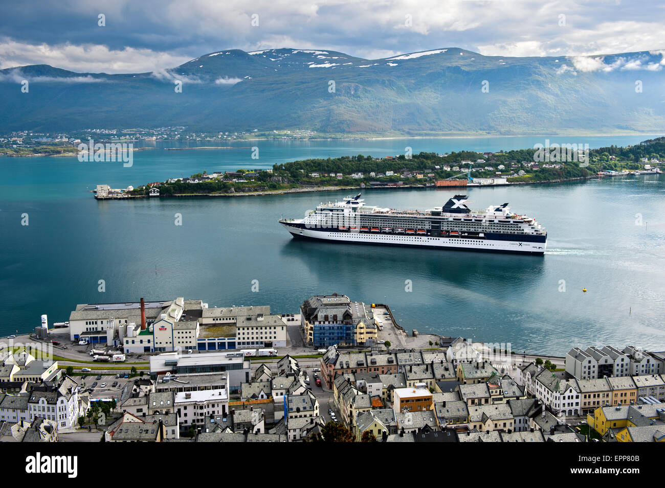 Mit Celebrity Feier verlassen den Hafen von Alesund, Moere Og Romsdal, Norwegen Stockfoto