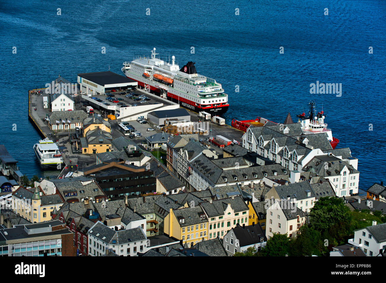 Blick vom Berg Aksla am Hafenterminal für die Schiffe der Hurtigruten, Ålesund, Alesund, Moere Og Romsdal, Norwegen Stockfoto