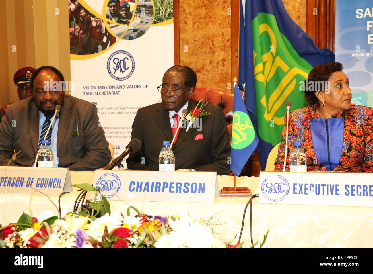 Gaborone. 20. Mai 2015. Simbabwes Präsident und Southern African Development Community (SADC) Chairman Robert Mugabe (C) richtet sich an Medien in Gaborone, Botswana am 20. Mai 2015 Kulturhauptstadt. Mugabe am Mittwochmorgen besuchten SADC Sitz hier. Bildnachweis: Koone Boikaego/Xinhua/Alamy Live-Nachrichten Stockfoto