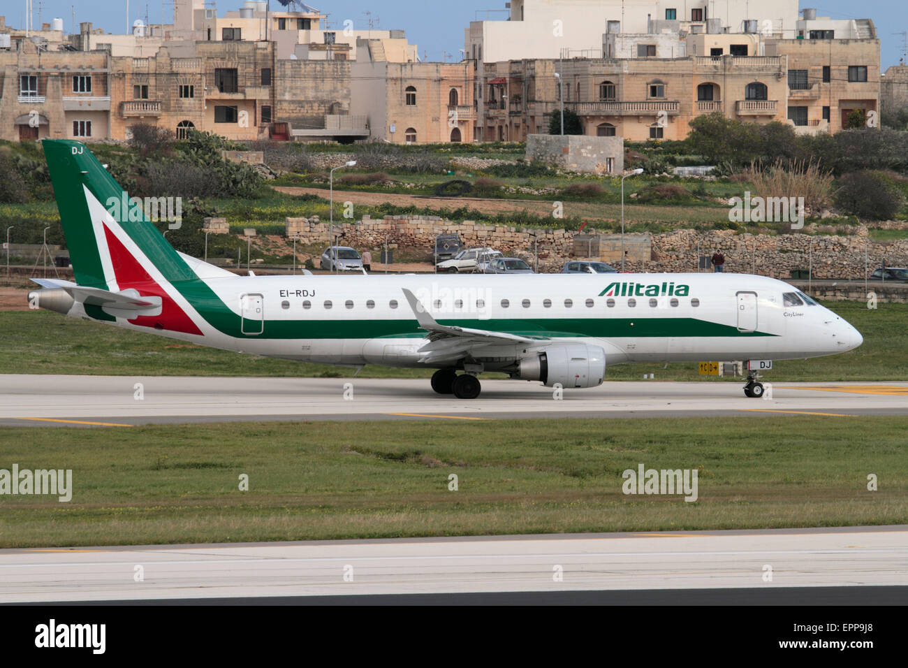 Alitalia Embraer 175 Regional Jet Airliner für die Abfahrt aus Malta Rollens Stockfoto