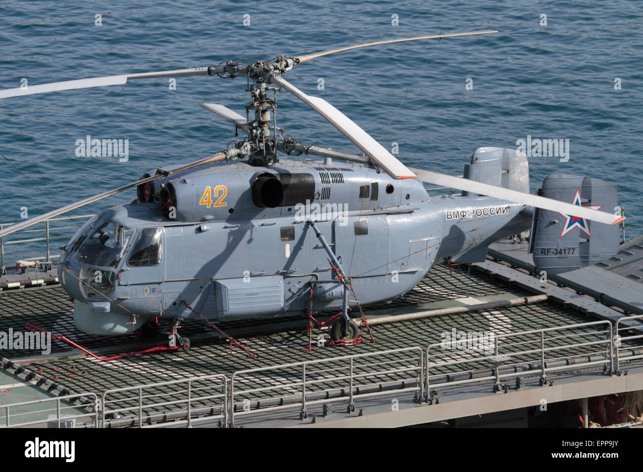 Kamov Ka-27PL Militärhubschrauber mit ungewöhnlichen gegenläufigen Rotoren an Bord der russischen Fregatte Yaroslav Mudry Stockfoto