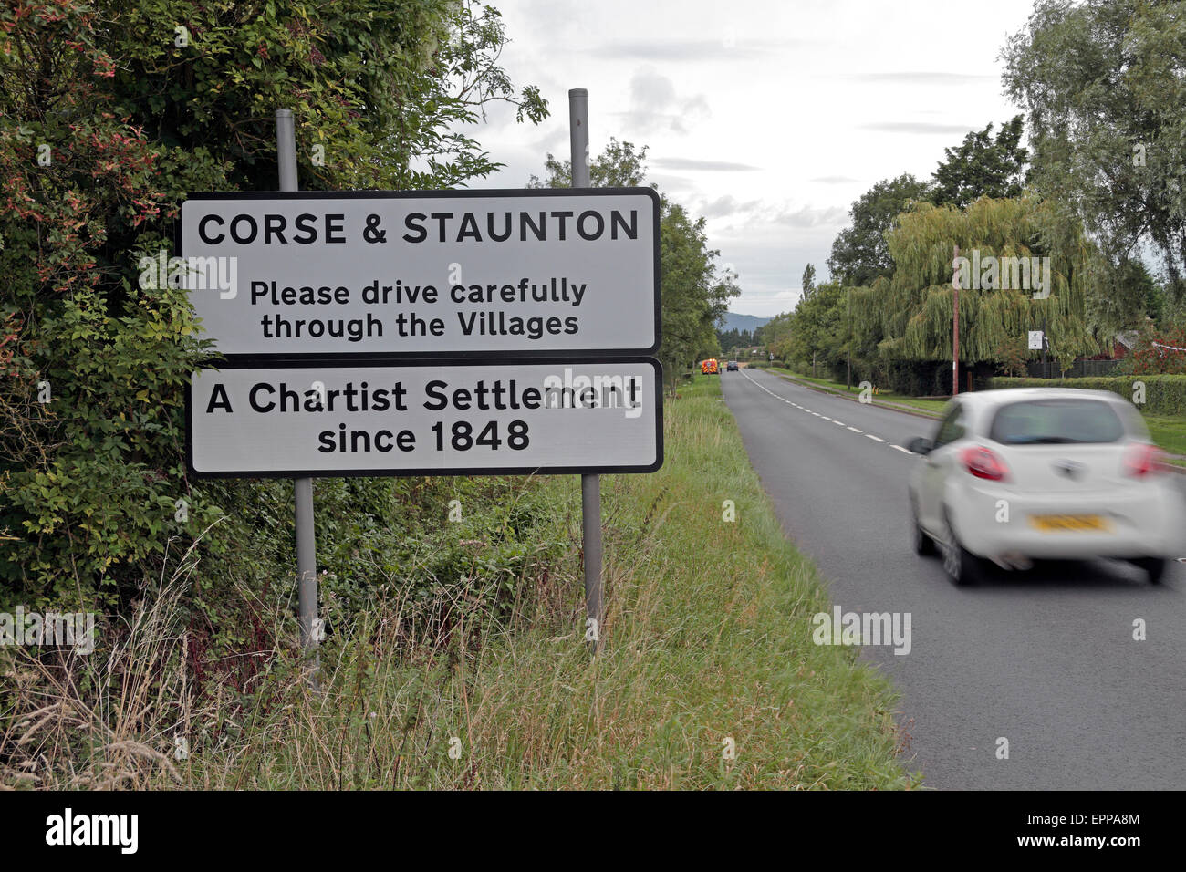 Schild am Eingang zu den Dörfern von Corse & Staunton, Chartist Siedlungen seit 1848, Gloucestershire, UK. Stockfoto