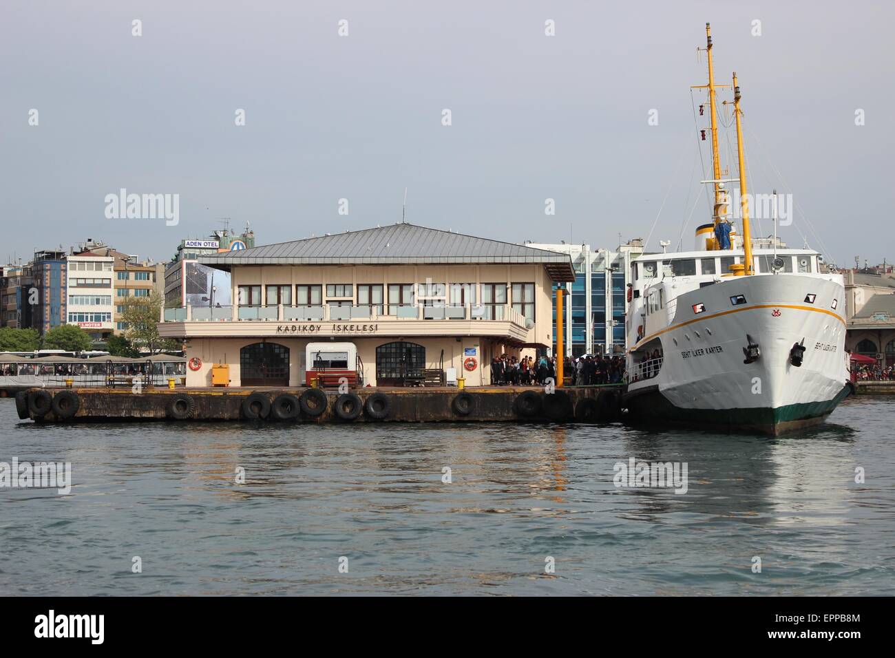 Passagiere an Bord der Fähre gehen. Fähre Dock in Kadiköy (Chalcedon), Istanbul (Fährlinien Eminönü und Karakoy). Stockfoto