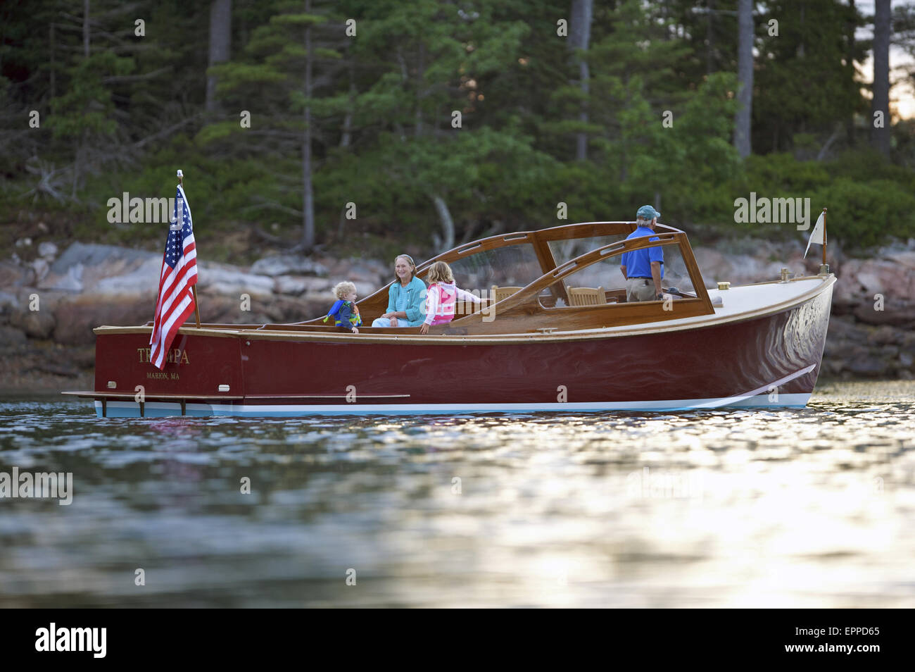 Ältere Mann fährt eine macht-Yacht in Somes Sound, Maine. Stockfoto