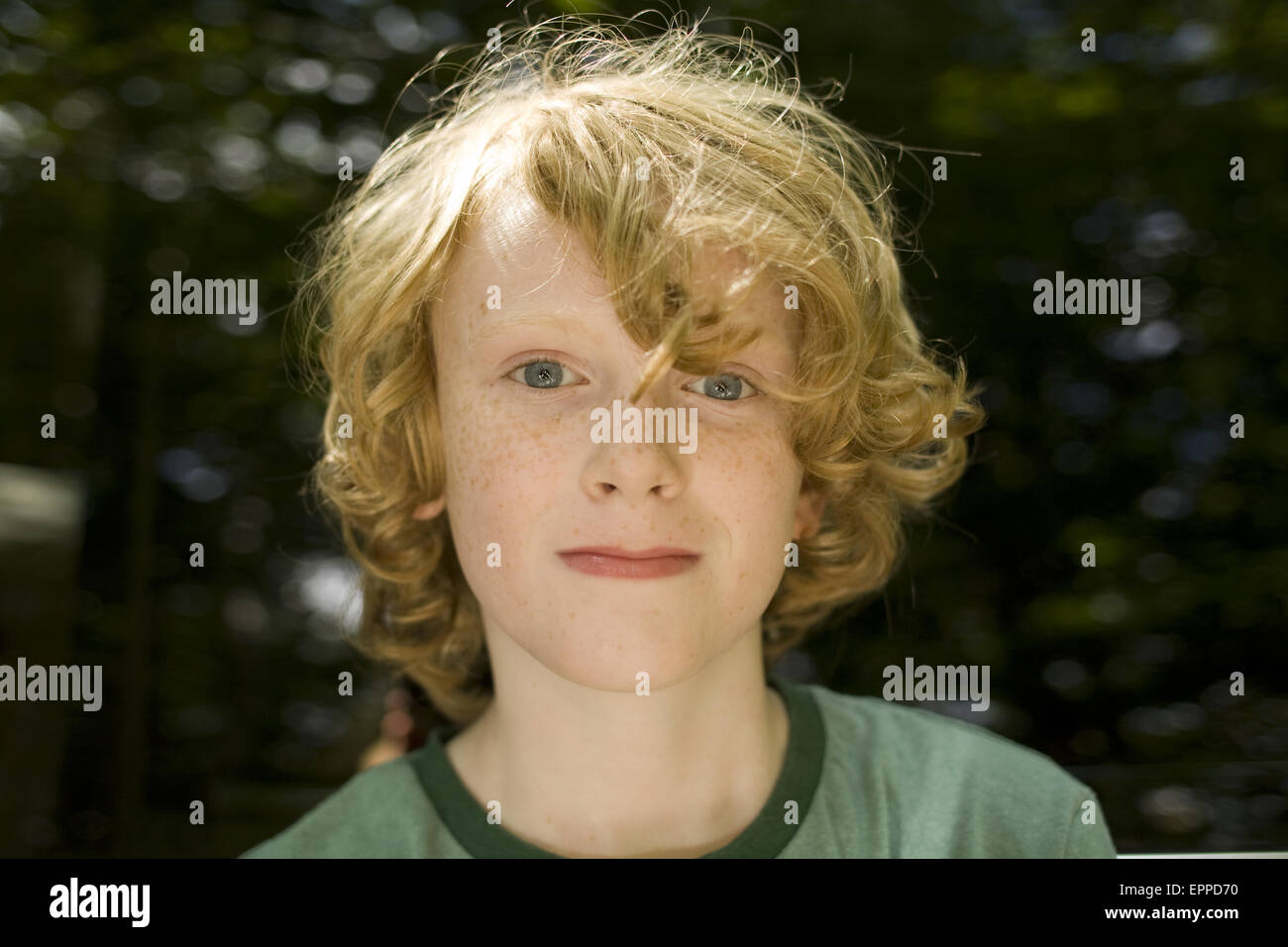 Ein kleiner Junge mit roten Haaren sieht 8-10 Jahren in die Kamera Lächeln. Stockfoto