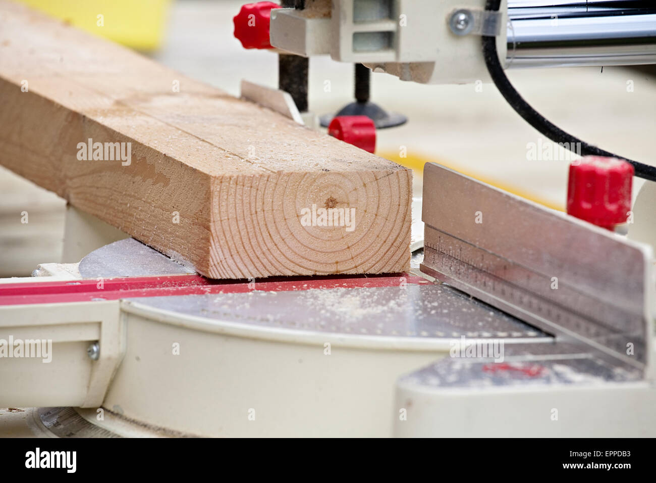 Tabelle mit Holzwerkzeug Plank und Instrument im Tischler-shop Stockfoto