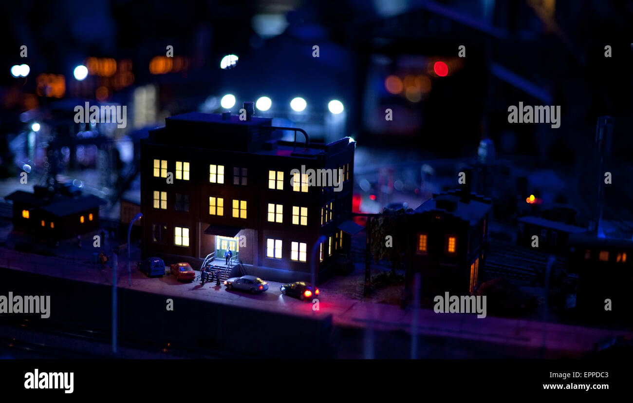 Nacht-Ansicht Haus mit Licht in Windows, Modell Spielzeug Stadt Stadtbild Stockfoto