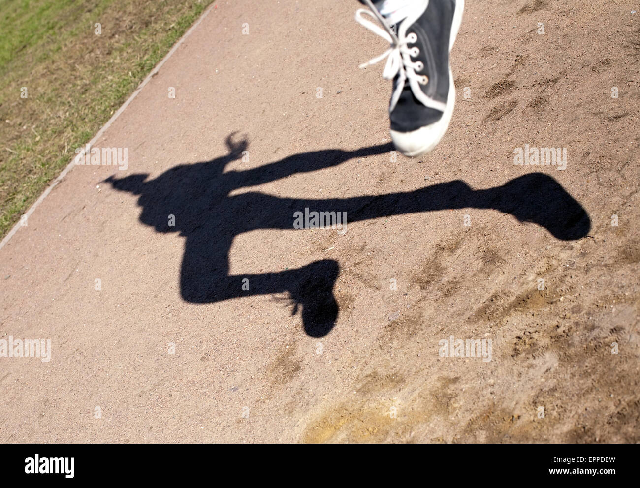schwarze Figur Silhouette des menschlichen Schatten in fliegenden Sprung Stockfoto