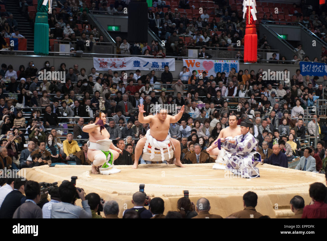 Sumo-Spieler während der Osaka Basho. Stockfoto
