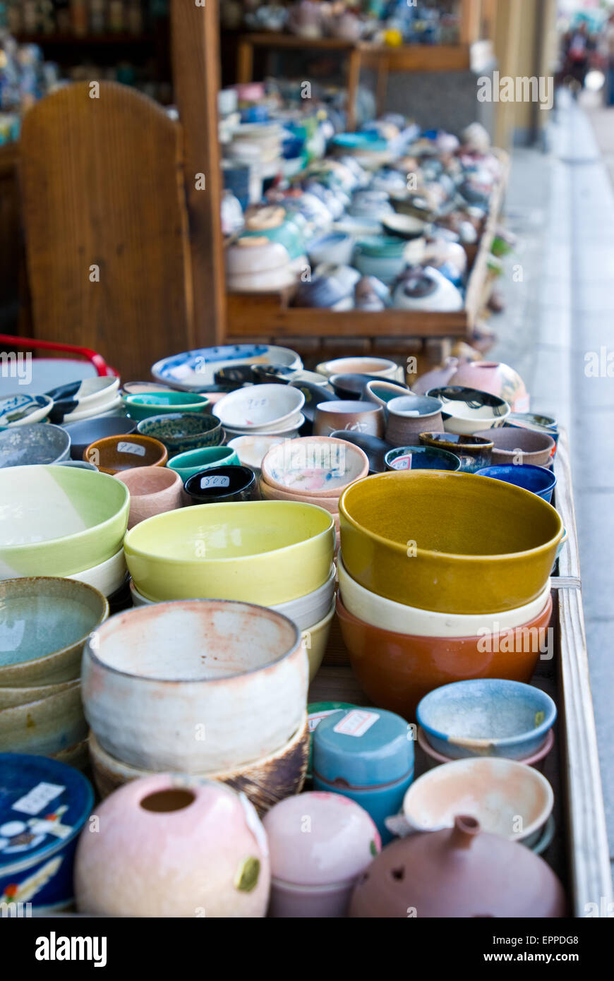 Japanische Keramik von Souvenirläden in der alten Stadt von Kyoto-Japan Stockfoto