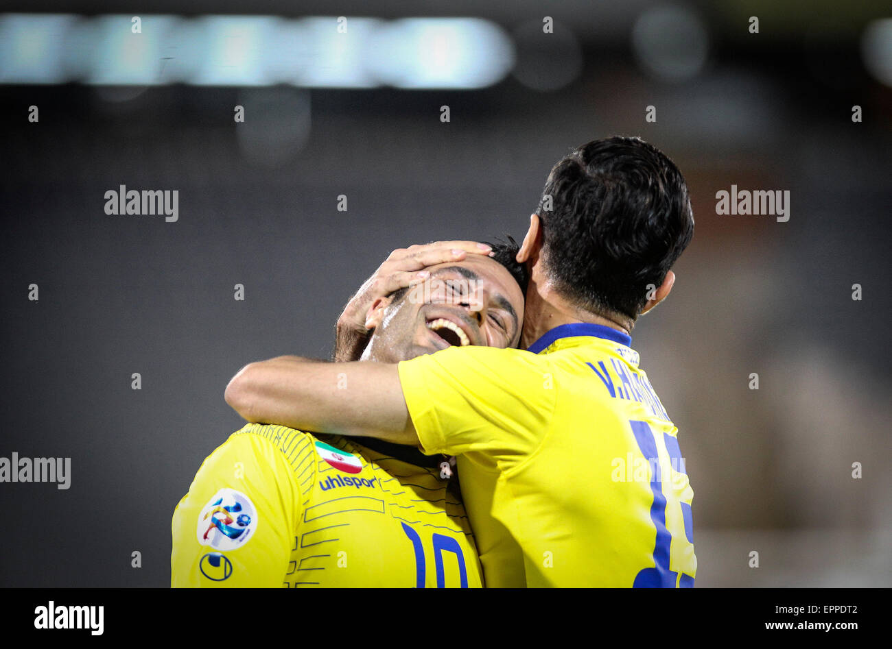 Teheran, Iran. 20. Mai 2015. Gholamreza Rezaei (L) des Irans Naft FC feiert sein Tor gegen Saudi Arabien Al Ahli 2015-AFC Champions League-Fußballspiel in Teheran, Iran, am Mai. 20, 2015. Naft FC gewann 1: 0. © Ahmad Halabisaz/Xinhua/Alamy Live-Nachrichten Stockfoto