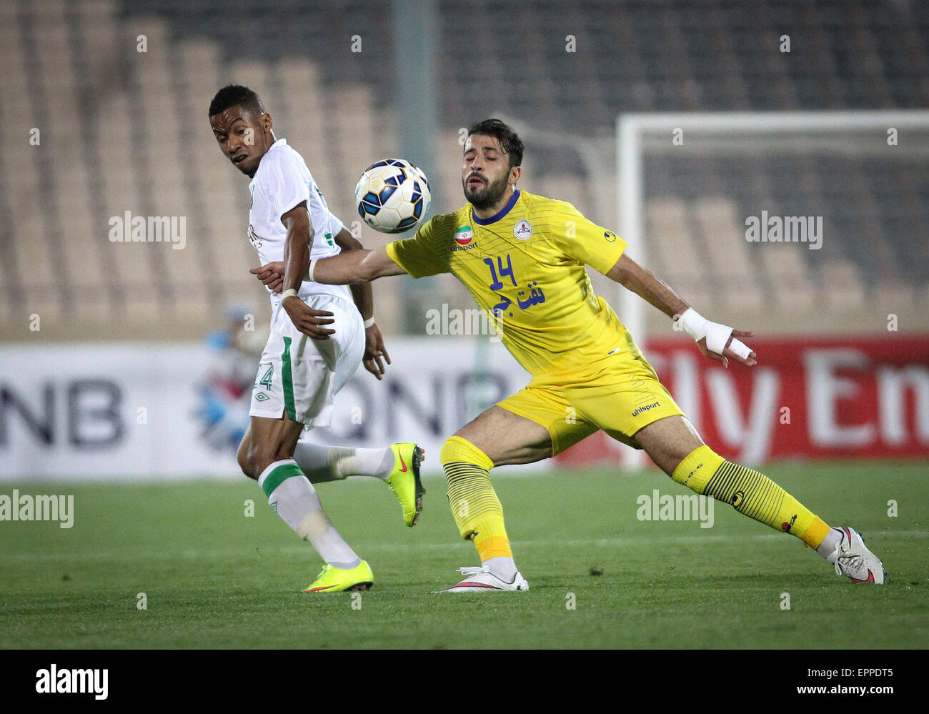 Teheran, Iran. 20. Mai 2015. Saeid Lotfi (R) des Irans Naft FC wetteifert mit Salman Muwashar von Saudi Arabien Al Ahli während der asiatischen Champions League-Fußballspiel in Teheran, Iran, am Mai. 20, 2015. Naft FC gewann 1: 0. © Ahmad Halabisaz/Xinhua/Alamy Live-Nachrichten Stockfoto