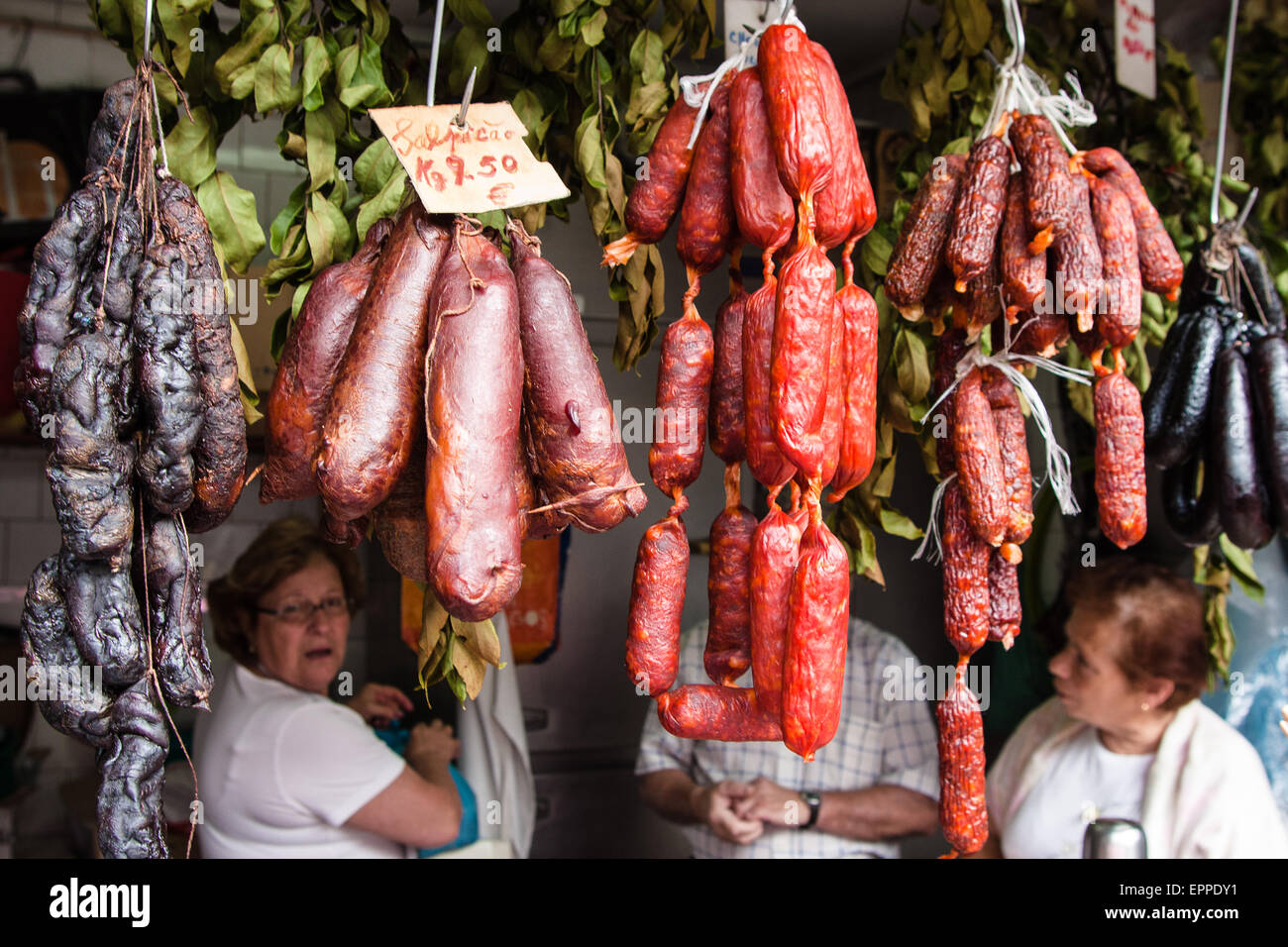 Bei Bolhao Markt, eine zweistöckige Struktur im Zentrum von Porto. Porto, auch bekannt als Porto ist die zweitgrößte Stadt in Portugal. Liegt an der Mündung des Flusses Douro im Norden Portugals, Porto ist eines der ältesten europäischen Zentren und als Weltkulturerbe von der UNESCO eingetragen. Porto, Portugal. Stockfoto