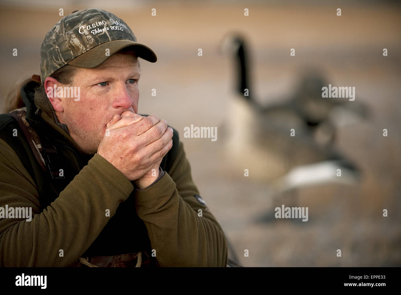 Ein Jäger versucht, seine Hände in Carson City, NV warm während der Jagd Gänse zu halten. Stockfoto