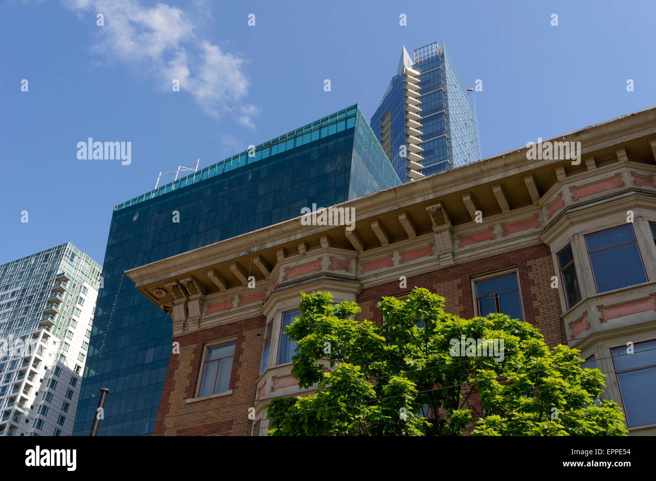 Gegenüberstellung Alter und neuer Architektur in der Robson Street in der Innenstadt von Vancouver, BC, Kanada Stockfoto