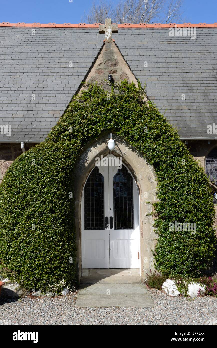 Geschlossenen Torbogen des kleinen Landkirche mit weißen Türen. Stockfoto