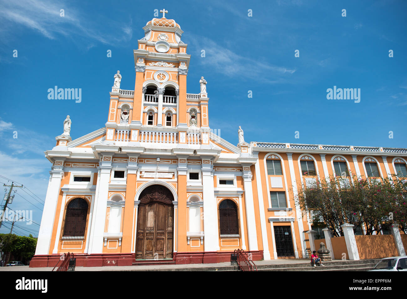 Iglesia de Xalteva Kolonialarchitektur Granada Nicaragua // GRANADA, Nicaragua — die Iglesia de Xalteva ist eine der ältesten Kirchen in Granada, Nicaraguas historischer Kolonialstadt. Diese katholische Kirche befindet sich am westlichen Rand des Stadtzentrums gegenüber dem Parque Xalteva und dient als Wahrzeichen des Stadtteils, das seinen Namen teilt. Die Kirche weist eine charakteristische Kolonialarchitektur auf, die typisch für den spanischen Einfluss in Mittelamerika ist, mit einer Fassade, die im Laufe ihrer Geschichte mehrfach restauriert wurde. Ursprünglich im 18. Jahrhundert erbaut, hat Iglesia de Xalteva num überlebt Stockfoto