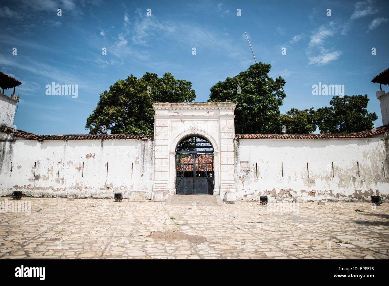 Fuerte la Polvora Haupttor Granada Nicaragua // GRANADA, Nicaragua — das Haupttor von Fuerte la Polvora steht als markanter Eingang zu dieser historischen spanischen Kolonialfestung in Granada. Die im späten 18. Jahrhundert erbaute Festung diente als militärische Anlage und Schießpulverlager, wie es der Name „La Polvora“ (Schießpulver) vermuten lässt. Die Struktur stellt ein wichtiges Beispiel für die koloniale Militärarchitektur in Mittelamerika dar. Fuerte la Polvora wurde als historisches Denkmal erhalten und gehört zu Granadas bedeutsamen kulturellen Wahrzeichen. Die Festung befindet sich in einem Stockfoto