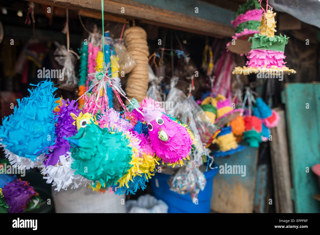 Pinatas zum Verkauf Mercado Municipal Granada Nicaragua // GRANADA, Nicaragua — farbenfrohe Pinatas und Papierdekorationen hängen an einem Handwerksstand im Mercado Municipal zum Verkauf. Diese traditionellen handgefertigten Gegenstände sind beliebte Einrichtungsgegenstände bei lokalen Feiern, Geburtstagen und Festivals in ganz Nicaragua. Der Mercado Municipal ist ein zentraler Marktplatz in Granada und bietet Einwohnern und Besuchern eine Vielzahl an lokalem Kunsthandwerk, Lebensmitteln und Alltagswaren. Granada wurde 1524 gegründet und ist eine der ältesten Kolonialstädte Amerikas und ein kulturelles Zentrum, das für die Erhaltung des traditionellen Nicaraguas bekannt ist Stockfoto