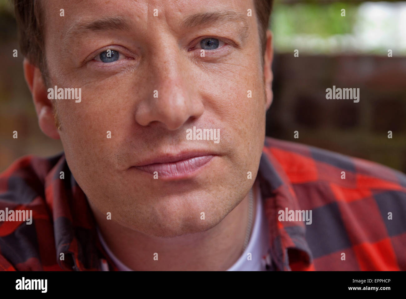 London, Großbritannien. 15. Mai 2015. Jamie Oliver, britischer Koch, TV-Moderatorin und Gastronom stellt an Rhyl Primary School in London, Großbritannien, 15. Mai 2015. Foto: David Sandison/Dpa/Alamy Live News Stockfoto