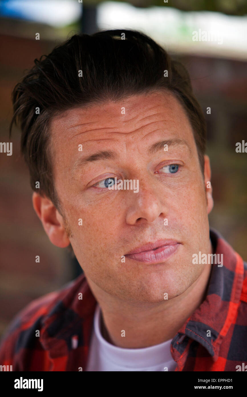 London, Großbritannien. 15. Mai 2015. Jamie Oliver, britischer Koch, TV-Moderatorin und Gastronom stellt an Rhyl Primary School in London, Großbritannien, 15. Mai 2015. Foto: David Sandison/Dpa/Alamy Live News Stockfoto