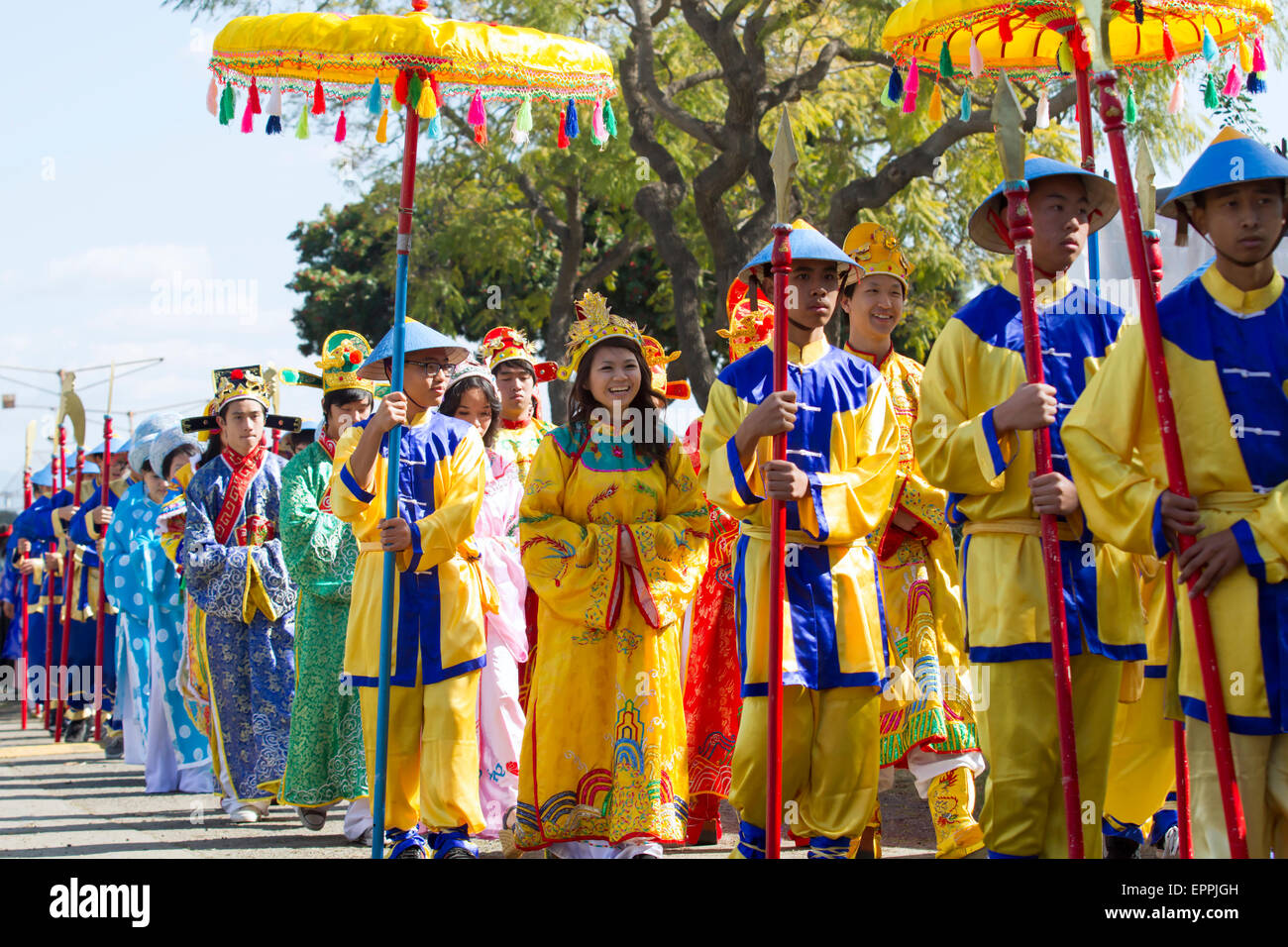 Rollenspieler gekleidet als Untertanen des Kaisers Quang Trung während Tet festival Stockfoto