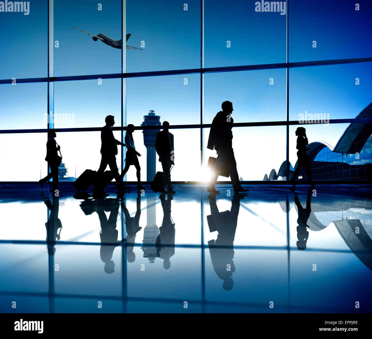 Geschäftsleute auf dem Weg nach der Geschäftsreise in einem Flughafen zu Fuß Stockfoto
