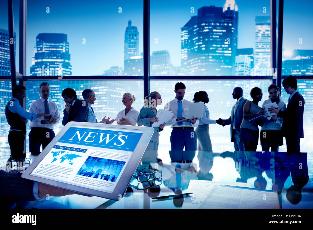 Gruppe von Menschen Diskussion bei der Erfüllung News Stockfoto