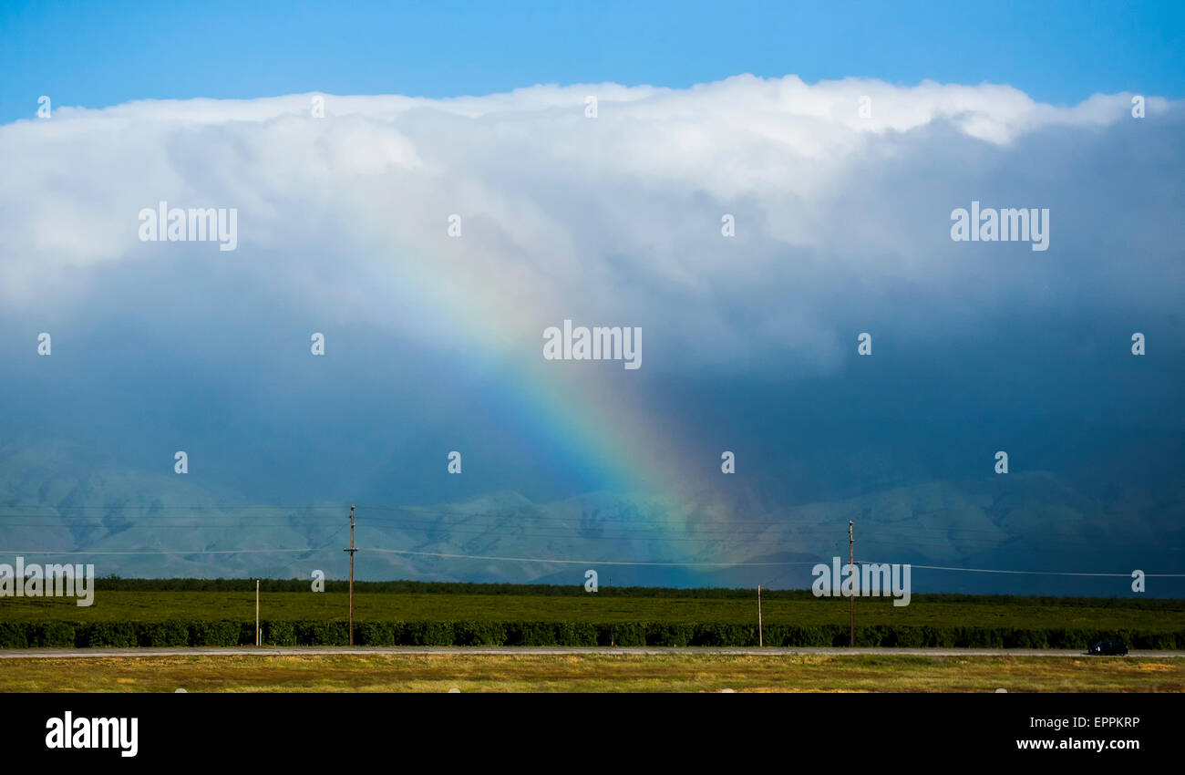 Regenbogen über Ackerland in der Nähe von Central Valley, Kalifornien Stockfoto