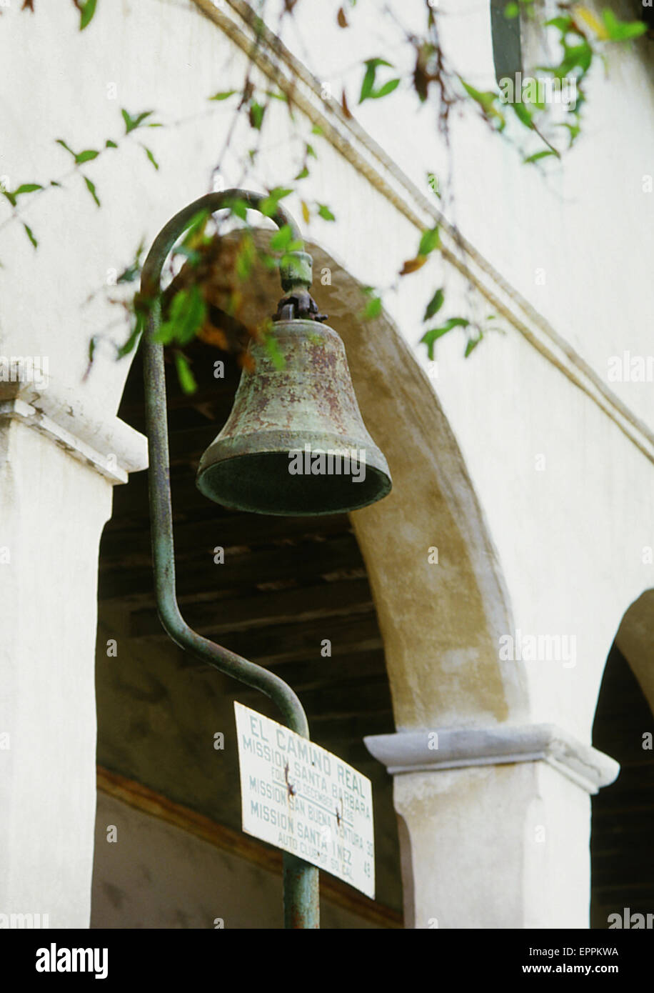 Santa Barbara Mission mit Glocke in Santa Barbara, Kalifornien Stockfoto
