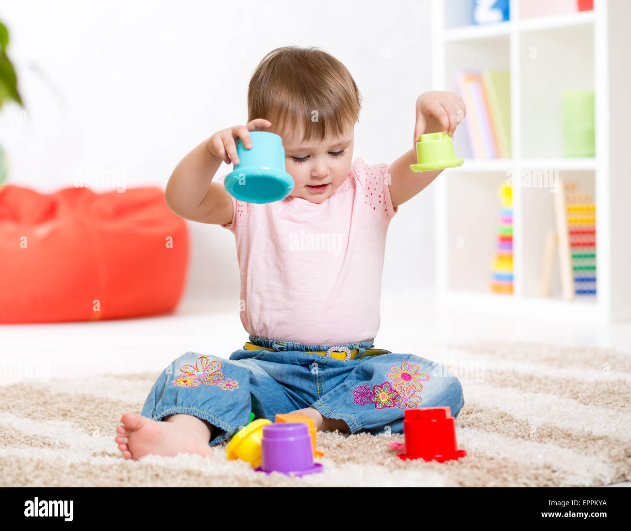 Kind Mädchen spielen mit Spielzeug drinnen zu Hause Stockfoto