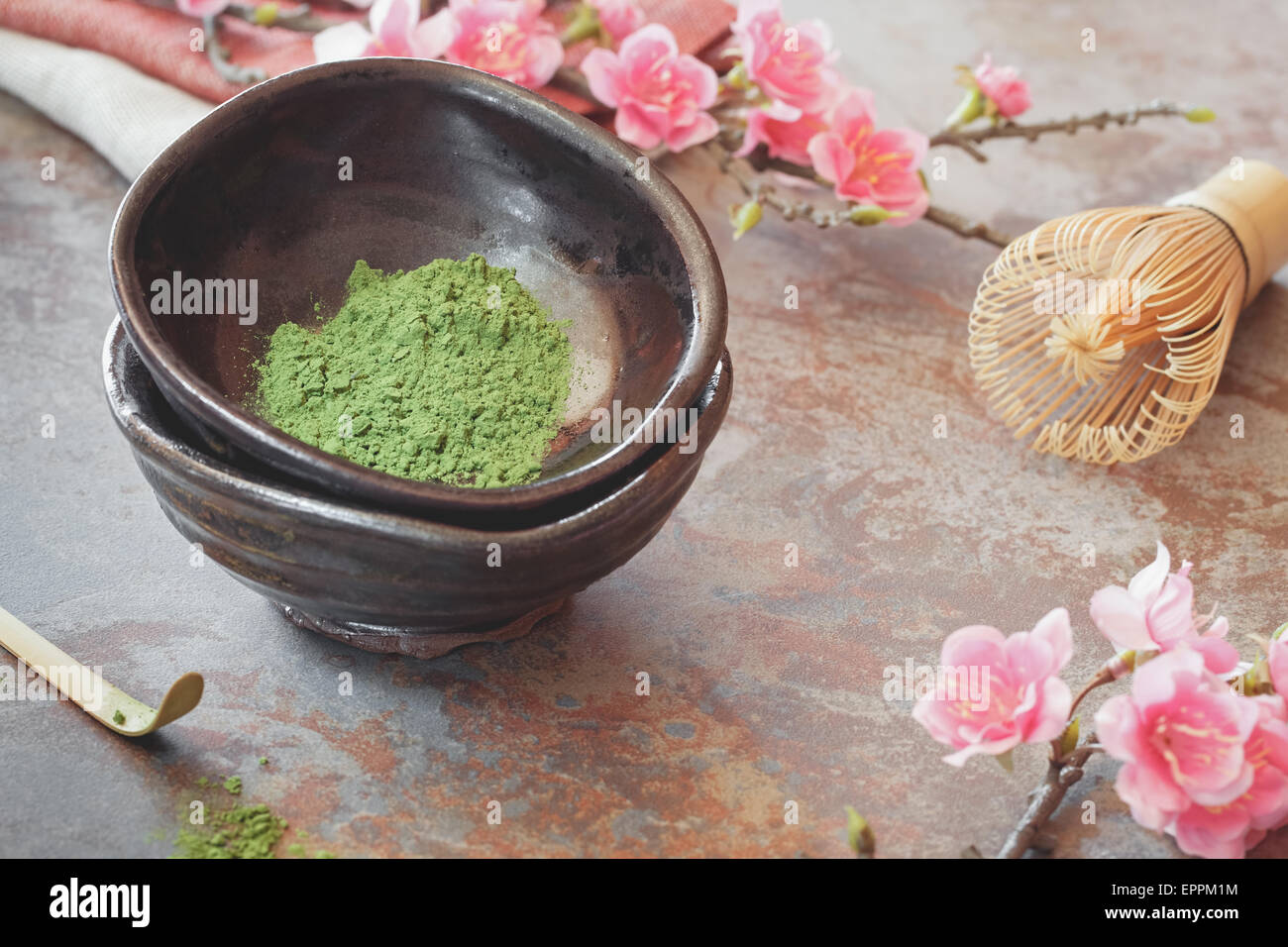 Matcha-Grüntee. Stillleben mit japanischen Matcha-Zubehör. Japanische Teezeremonie: Vorbereitung der pulverisierte Grüntee. Stockfoto